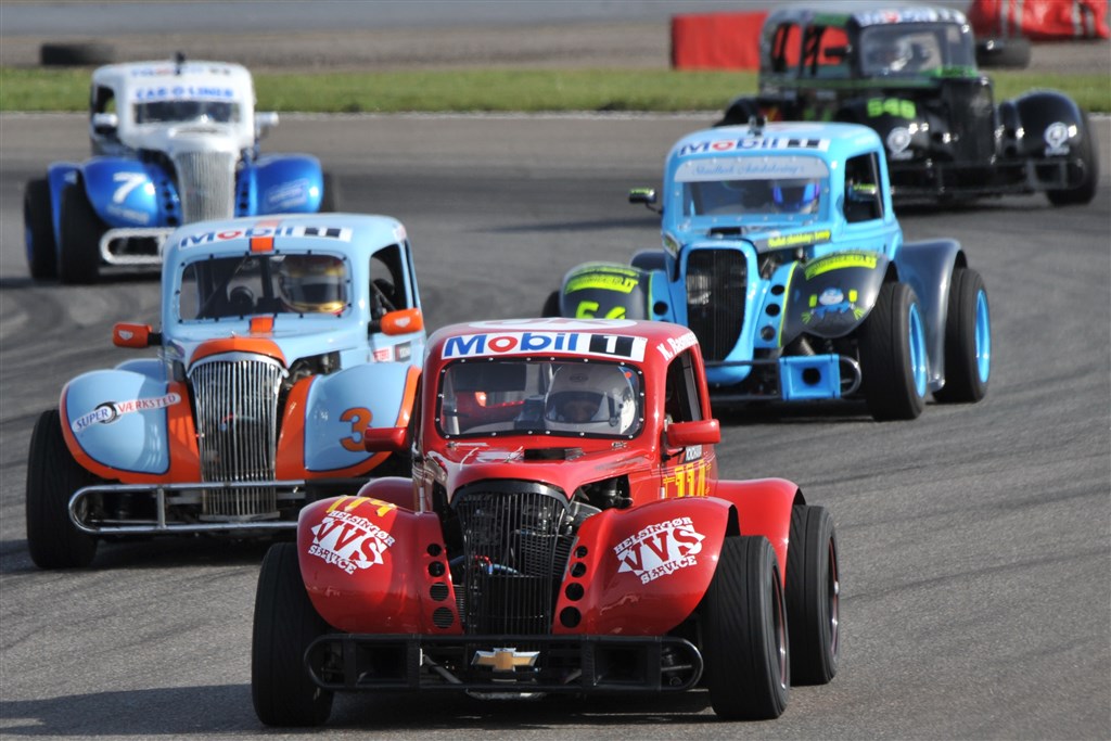 Der bliver trængsel på Ring Djursland, når 40 deltagere i OK Mobil 1 Legend Car Cuppen skal igennem første sving.
(Foto: Morten Alstrup)